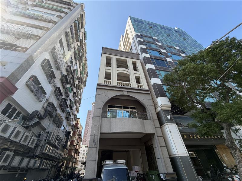 苓南💎整棟電梯透天💎超值店面🌳近輕軌捷運📞愛窩,愛窩 iwow house