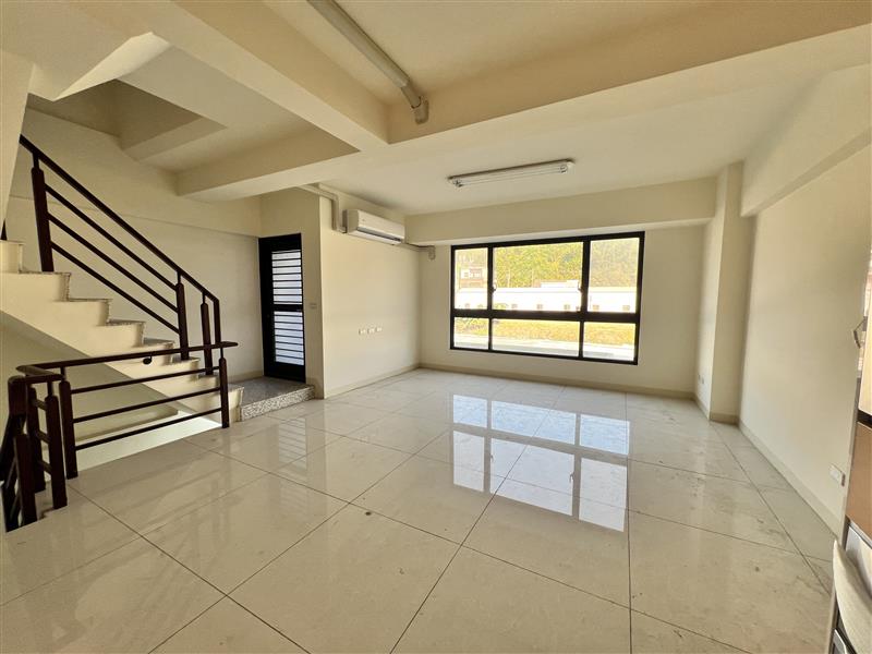 高鳳孔鳳商圈車庫透天採光大4房近草衙捷運站📞愛窩